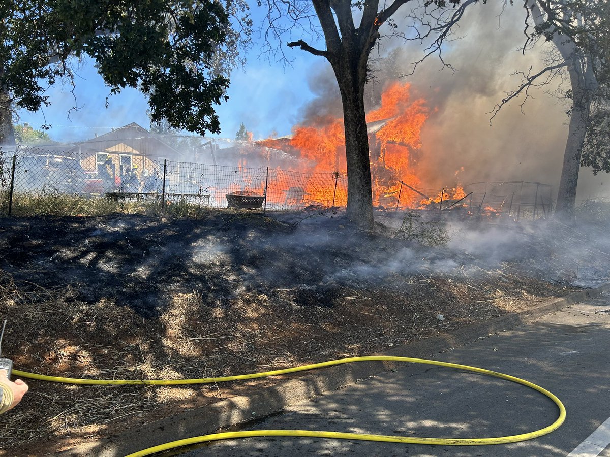 CALFIRE_ButteCo's tweet photo. Firefighters are at scene of a fullyfully involved residential structure fire in the area of Oro Dam Blvd. West and 10th St. in Thermalito. #DamFire https://t.co/y2qSxy4P1H