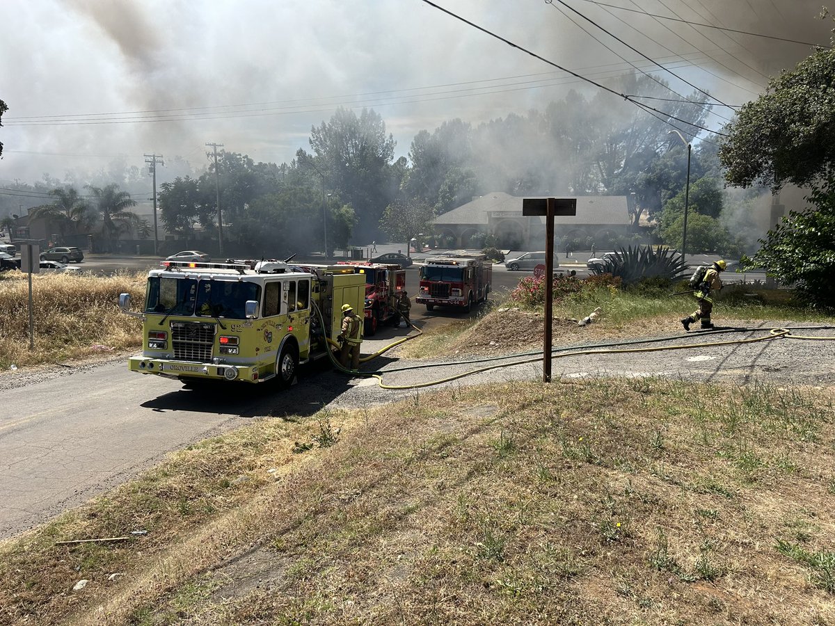 CALFIRE_ButteCo's tweet photo. Firefighters are at scene of a fullyfully involved residential structure fire in the area of Oro Dam Blvd. West and 10th St. in Thermalito. #DamFire https://t.co/y2qSxy4P1H