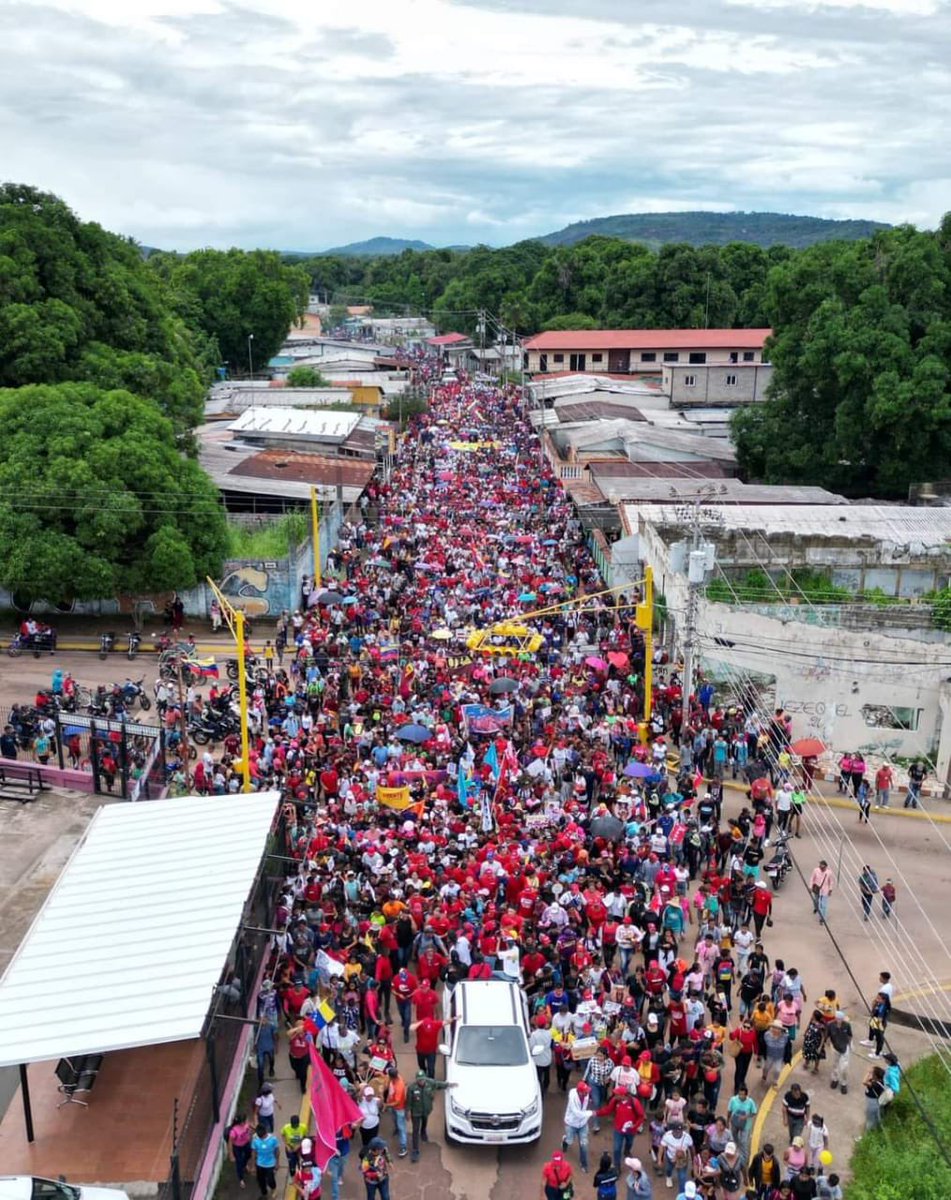 Hoy vivimos una impresionante movilización junto al pueblo de Amazonas, en compañía de <a href="/dcabellor/">Diosdado Cabello R</a> y el gobernador <a href="/GOB_MiguelR/">Miguel L. Rodríguez</a> . Demostrando el fuerte compromiso del pueblo amazonense y su firme apoyo al candidato del Futuro y de nuestra Revolución Bolivariana, <a href="/NicolasMaduro/">Nicolás Maduro</a>.