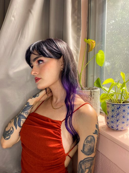 here to make you weak &hearts;️ https://t.co/swnSov7DLO