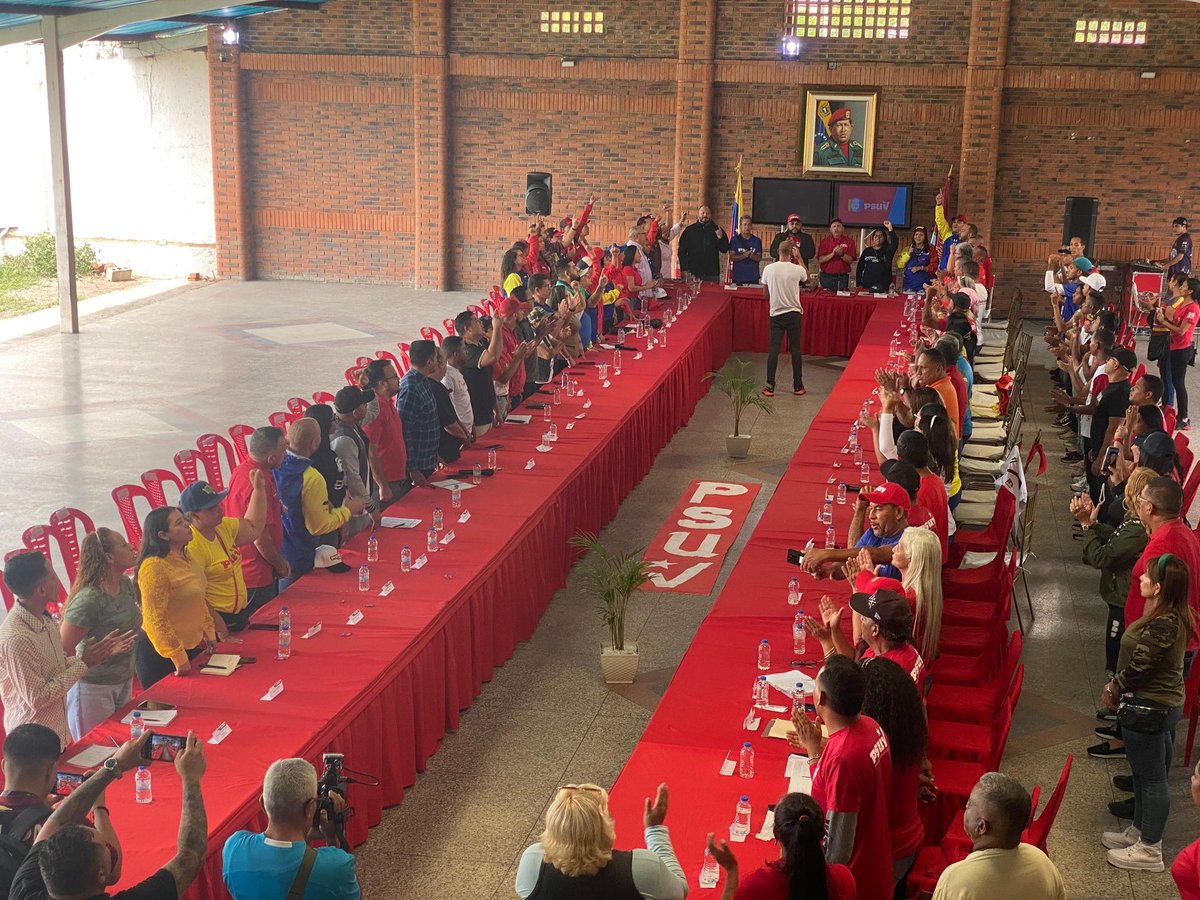 torrealbaf's tweet photo. 23May || Sostuvimos reunión de Trabajo con el equipo Político del @PartidoPSUV y la @juventudPSUV de #Carabobo en conjunto con todo el Equipo parroquial de Güigüe y Municipal de Carlos Arvelo  ¡Experiencia y Juventud es la clave del PSUV!
#CreoEnVenezuela 🇻🇪
@NicolasMaduro https://t.co/fBhojBhEQO