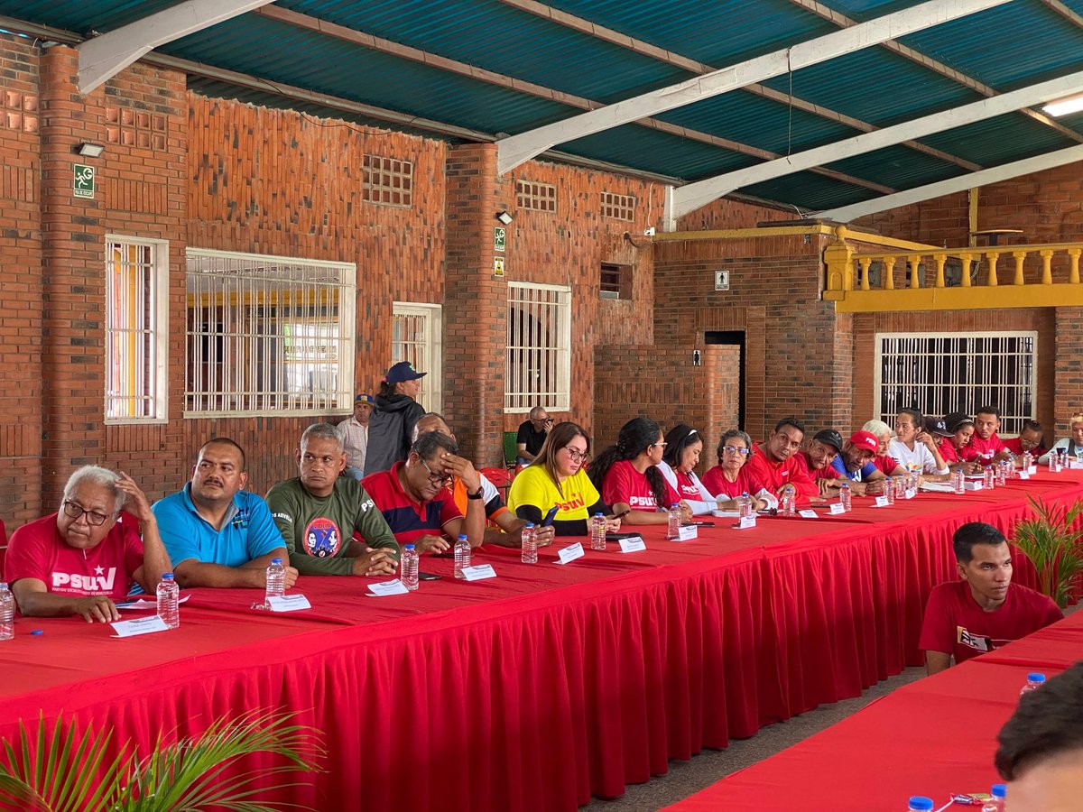 torrealbaf's tweet photo. 23May || Sostuvimos reunión de Trabajo con el equipo Político del @PartidoPSUV y la @juventudPSUV de #Carabobo en conjunto con todo el Equipo parroquial de Güigüe y Municipal de Carlos Arvelo  ¡Experiencia y Juventud es la clave del PSUV!
#CreoEnVenezuela 🇻🇪
@NicolasMaduro https://t.co/fBhojBhEQO