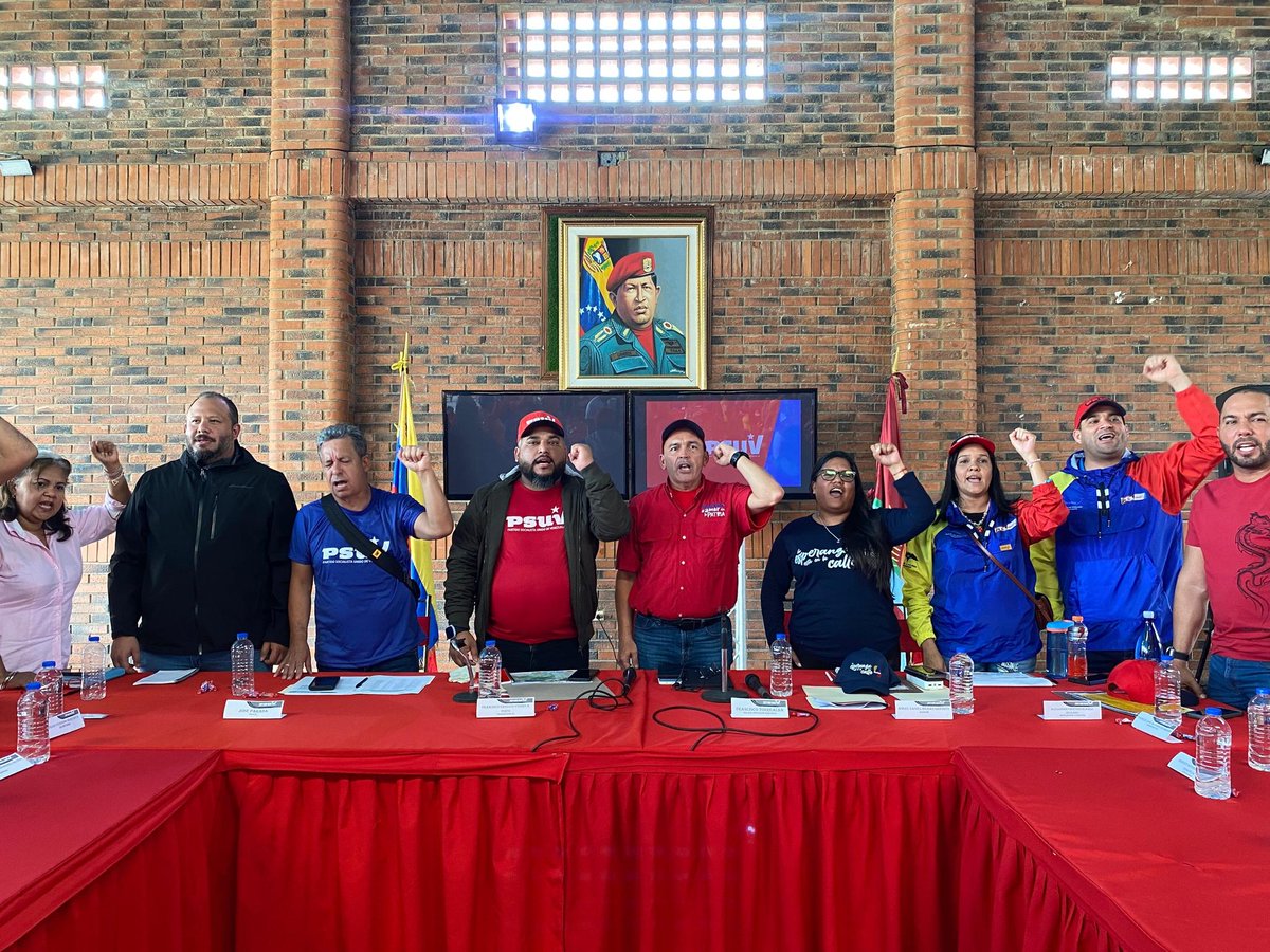 torrealbaf's tweet photo. 23May || Sostuvimos reunión de Trabajo con el equipo Político del @PartidoPSUV y la @juventudPSUV de #Carabobo en conjunto con todo el Equipo parroquial de Güigüe y Municipal de Carlos Arvelo  ¡Experiencia y Juventud es la clave del PSUV!
#CreoEnVenezuela 🇻🇪
@NicolasMaduro https://t.co/fBhojBhEQO