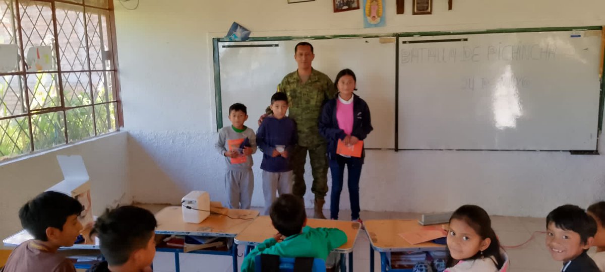 MuseosDefensaEC's tweet photo. #DelMuseoAlAula|🏛️📚 El equipo del museo "Casa de los Tratados" de Girón visitó la escuela Mariscal Antonio José de Sucre🏫. 

👧🏻👦🏻Niñas y niños se sumergieron en la historia y conocieron los hechos y personajes de la #BatallaDePichincha 🇪🇨 https://t.co/Sr8Lzl7hSK
