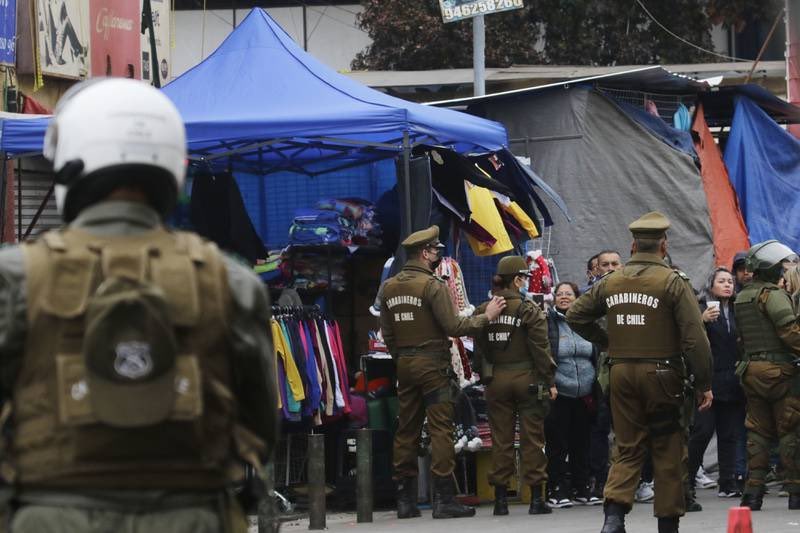 vidalcvale's tweet photo. 12 carabineros fueron detenidos por cohecho, trafico, apremios ilegítimos, detenciones ilegales y hurto.

Además cobraban desde $1.600.000.- a $3.000.000.- por protección a comerciantes chinos en Meiggs.

¿Tribunal Militar? https://t.co/YuCMFV1gVr