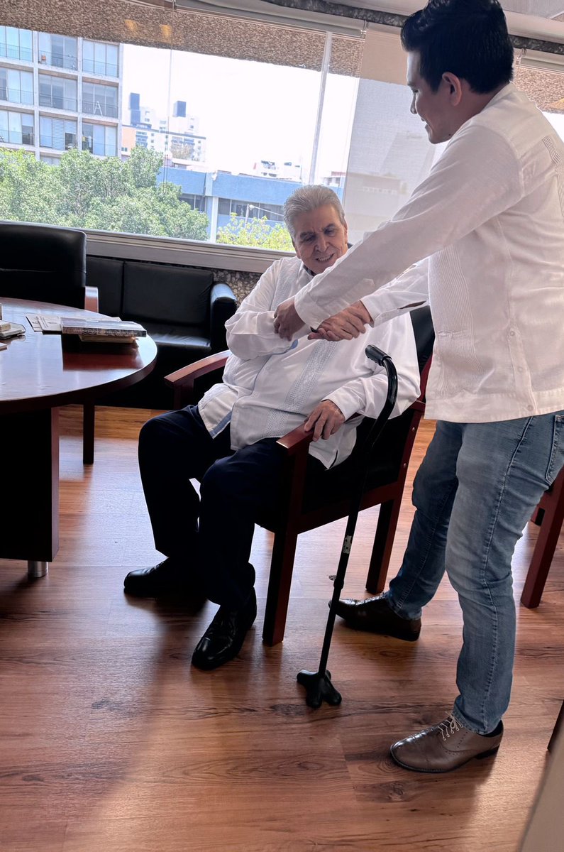 _LeoSoto's tweet photo. Un honor visitar a nuestro Líder de @CTM_MX, Senador @CarlosAceves_, en las instalaciones del @Infonavit para dialogar sobre temas de vivienda para las y los trabajadores de Puebla y Tlaxcala.
También un gusto saludar al Director Sectorial de los Trabajadores @MarioMaciasRobl https://t.co/ZdU6so8FJu