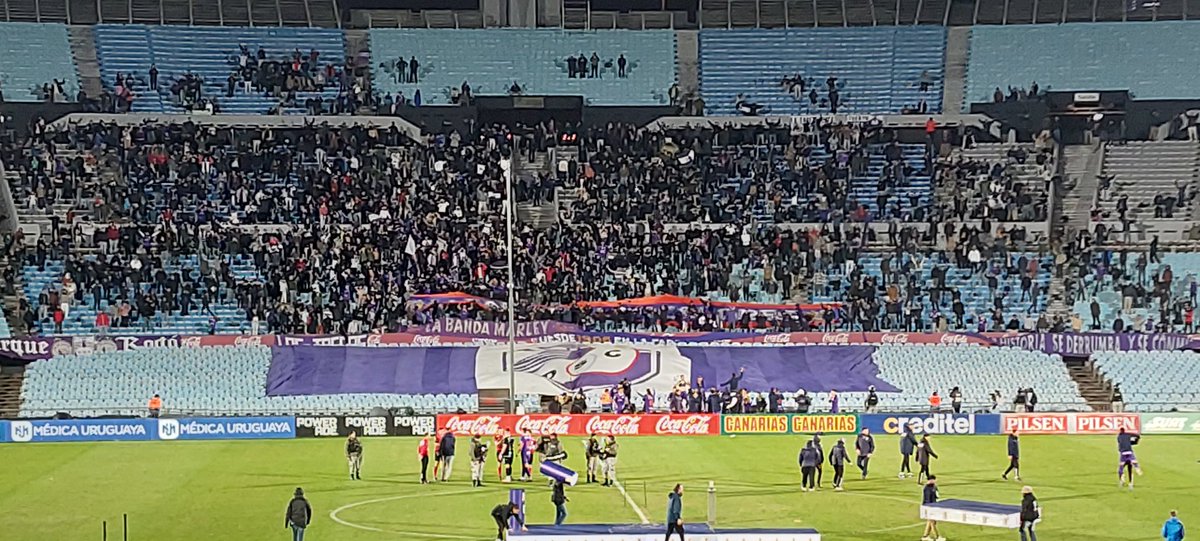 Somos los mismos que en las malas te seguimos...

En un país tradicionalmente bipolar, con un frío bárbaro que hermoso es ver la gente que llevo <a href="/DefensorSp/">Defensor Sporting</a> . 

Brindo por que este año la vuelta supimos dar