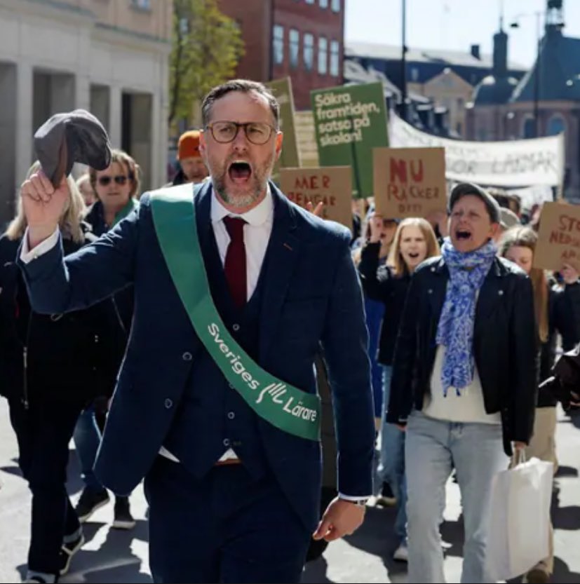 Det här är <a href="/david_dur/">David Gustafsson</a>. 
Han är ordförande för <a href="/SveLarareSthlm/">SverigesLarareSthlm</a>. 
Han personifierar i bilden från demonstrationen 2023 vad ett fackförbund är och vad Sveriges Lärare Stockholm står för gällande fackligt arbete.
David är nu invald i förbundsstyrelsen.
Det är bra för svensk lärarkår.