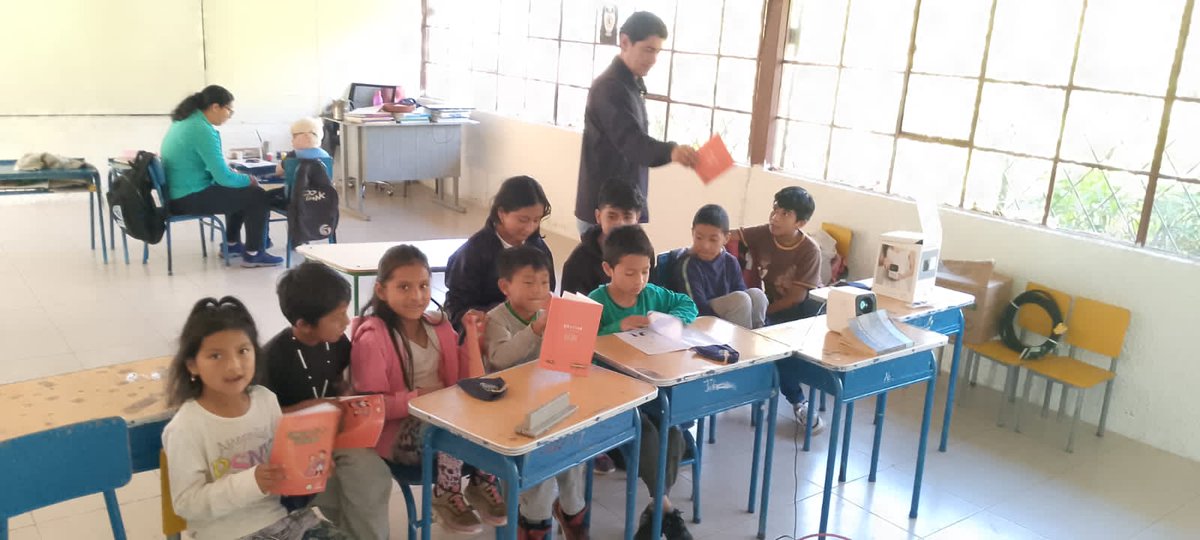 MuseosDefensaEC's tweet photo. #DelMuseoAlAula|🏛️📚 El equipo del museo "Casa de los Tratados" de Girón visitó la escuela Mariscal Antonio José de Sucre🏫. 

👧🏻👦🏻Niñas y niños se sumergieron en la historia y conocieron los hechos y personajes de la #BatallaDePichincha 🇪🇨 https://t.co/Sr8Lzl7hSK