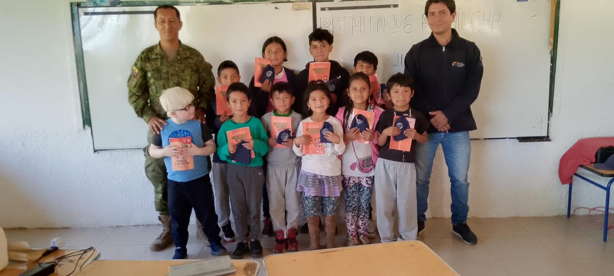 MuseosDefensaEC's tweet photo. #DelMuseoAlAula|🏛️📚 El equipo del museo "Casa de los Tratados" de Girón visitó la escuela Mariscal Antonio José de Sucre🏫. 

👧🏻👦🏻Niñas y niños se sumergieron en la historia y conocieron los hechos y personajes de la #BatallaDePichincha 🇪🇨 https://t.co/Sr8Lzl7hSK