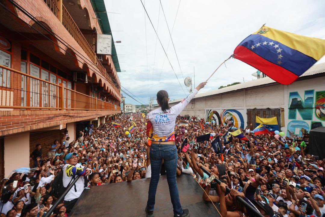 MariaCorinaYA's tweet photo. Lo que acabamos de vivir en Puerto Ayacucho es MONUMENTAL!! 

Gracias, #Amazonas! 
Los quiero con toda mi alma. https://t.co/TnB93MNbPR