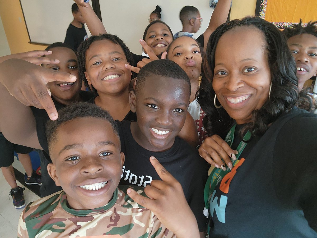nedmonds16's tweet photo. My 5th grade boys came to see me on their last day of elementary school. I love them @OakleyTigers https://t.co/8MaQNWy3zc