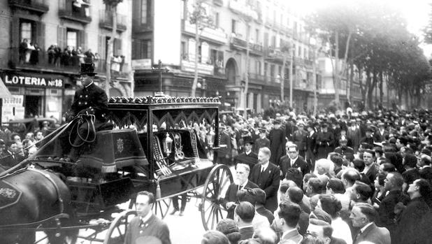 QUESOYELGAUDII's tweet photo. Atropellado en la Gran Via, nadie reconoció al herido como Antoni Gaudí. Mis pertenencias apenas revelaban mi identidad. Pasaron más de 48 horas antes de que descubrieran quién era realmente. Fue surrealista sentirme invisible mientras mi obra seguía hablando por mí. https://t.co/fGTcMmqART