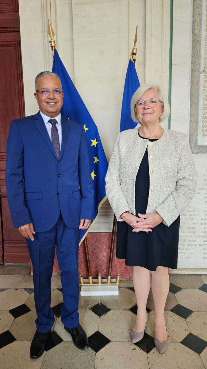 samiabadat's tweet photo. Aux côtés du Président @CyrilleMelchior à l'occasion d'un rendez-vous constructif avec @CaVautrin, où il a défendu les dossiers importants pour @departement974 : prise en compte des spécificités ultramarines pour les sujets #emploi et #vieillesse.
#OutreMer #differenciation #spécificités #territoires #AuservicedesReunionnais.