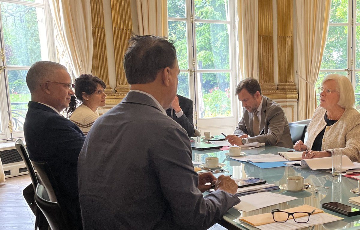 samiabadat's tweet photo. Aux côtés du Président @CyrilleMelchior à l'occasion d'un rendez-vous constructif avec @CaVautrin, où il a défendu les dossiers importants pour @departement974 : prise en compte des spécificités ultramarines pour les sujets #emploi et #vieillesse.
#OutreMer #differenciation #spécificités #territoires #AuservicedesReunionnais.