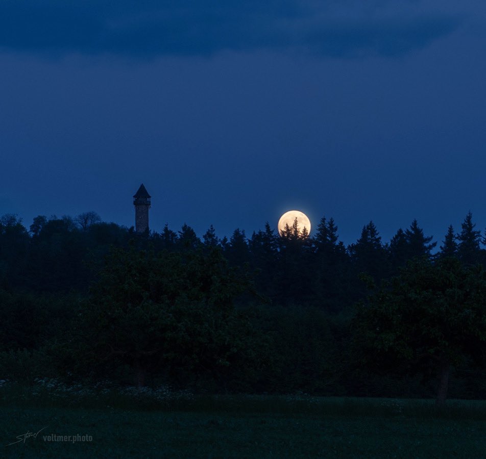 SeVoSpace's tweet photo. May's full Flower Moon reached peak illumination at 9:53 A.M. (EDT) on Thursday, May 23.
Image captured at the Wildenburg castle in Germany.

Shot: @SeVoSpace 

#fullmoon #flowermoon #moon #skyscape #universe #landscape #wildenburg #astro #sebastianvoltmer https://t.co/1dRIUvFmom
