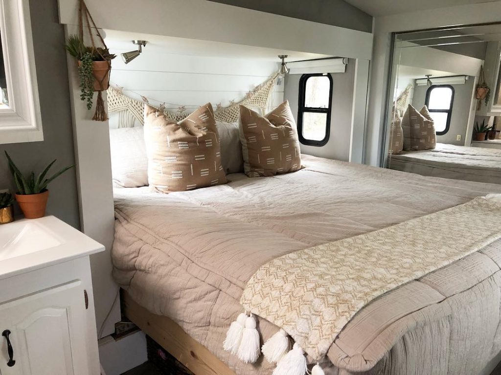 Standard bedding often doesn't fit properly in RVs, which can have non-standard mattress sizes and shapes. Here's a detailed look at RV-specific bedding and how to choose the right options for your needs:

Read more: wenrv.com/news/bedding
-
-
-
#rv #rvlife #roadtrip #rvliving