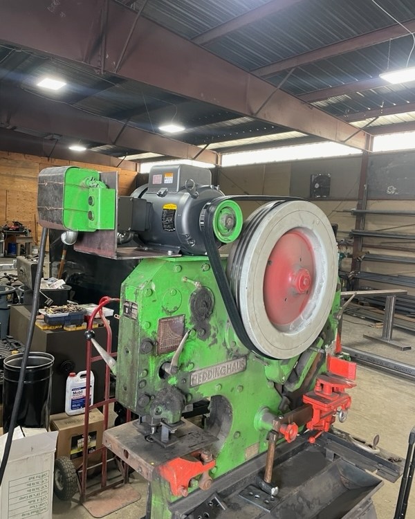 SilverbackMach's tweet photo. Had to swap a 3 phase motor for a 1 phase motor on this older mechanical ironworker. The customer didn't have 3 phase power, so we made the machine work on their 1 phase power!🦍🔧🇺🇸

#silverbackmachine #punchpress #metalfab #pressbrake #ironworker #welding #metalfabrication https://t.co/u8vfUxNMhS