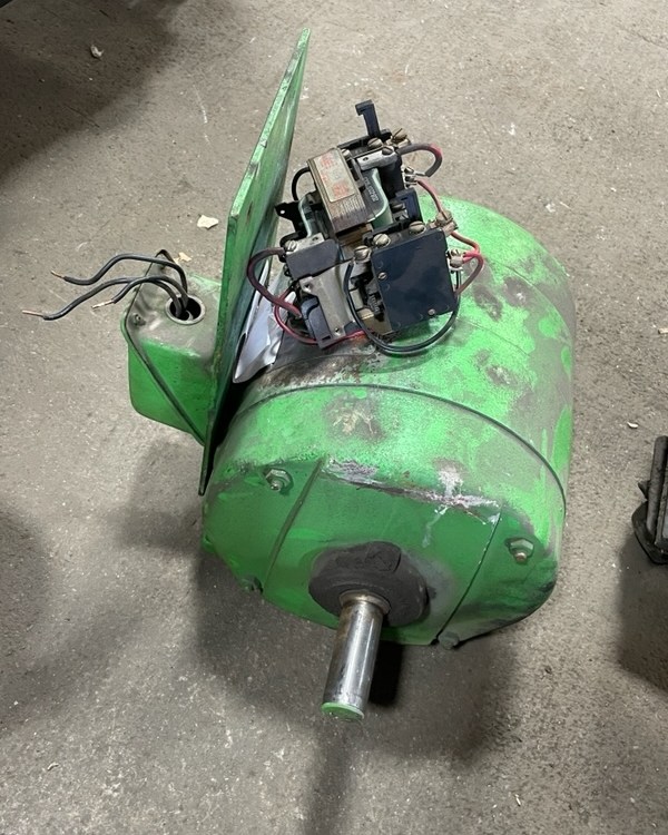 SilverbackMach's tweet photo. Had to swap a 3 phase motor for a 1 phase motor on this older mechanical ironworker. The customer didn't have 3 phase power, so we made the machine work on their 1 phase power!🦍🔧🇺🇸

#silverbackmachine #punchpress #metalfab #pressbrake #ironworker #welding #metalfabrication https://t.co/u8vfUxNMhS
