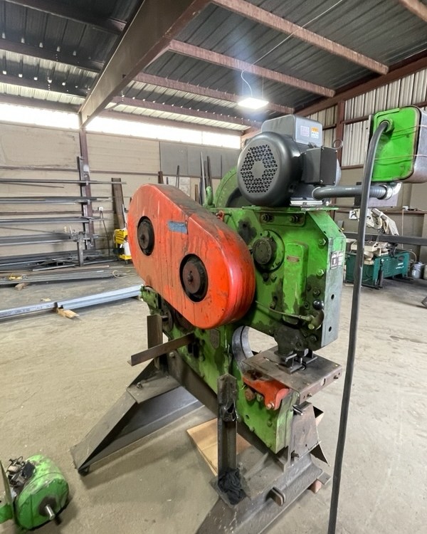 SilverbackMach's tweet photo. Had to swap a 3 phase motor for a 1 phase motor on this older mechanical ironworker. The customer didn't have 3 phase power, so we made the machine work on their 1 phase power!🦍🔧🇺🇸

#silverbackmachine #punchpress #metalfab #pressbrake #ironworker #welding #metalfabrication https://t.co/u8vfUxNMhS