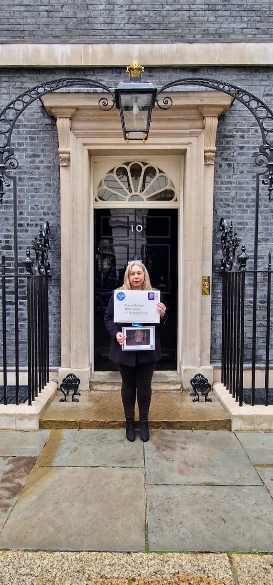 heidi_katrina's tweet photo. @RishiSunak Did you get our letter @RishiSunak ? @VIBUK_Official were on your doorstep just before you called the #generalelection ! Thanks for giving the press the heads up, they were there in time to witness our delivery & get some photos too! #REFORM_VDPS. We are not going anywhere! 💙 https://t.co/cXb5JkRhoz