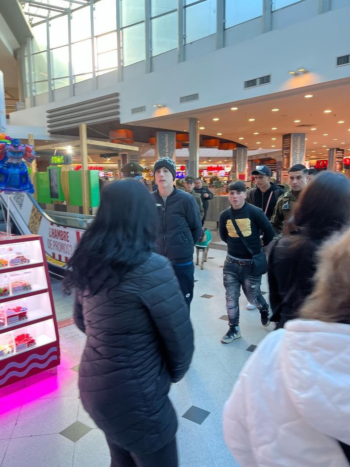 informacionechi's tweet photo. Robando al interior del Mall Marina, Viñadelmar , les dejamos sus fotos para que siempre los reconozcan. https://t.co/6BU0FuM4w7