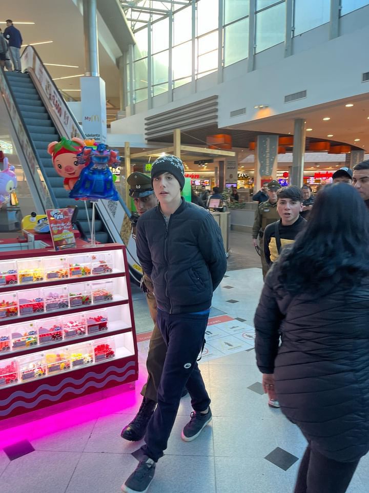 informacionechi's tweet photo. Robando al interior del Mall Marina, Viñadelmar , les dejamos sus fotos para que siempre los reconozcan. https://t.co/6BU0FuM4w7