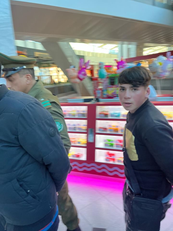 informacionechi's tweet photo. Robando al interior del Mall Marina, Viñadelmar , les dejamos sus fotos para que siempre los reconozcan. https://t.co/6BU0FuM4w7