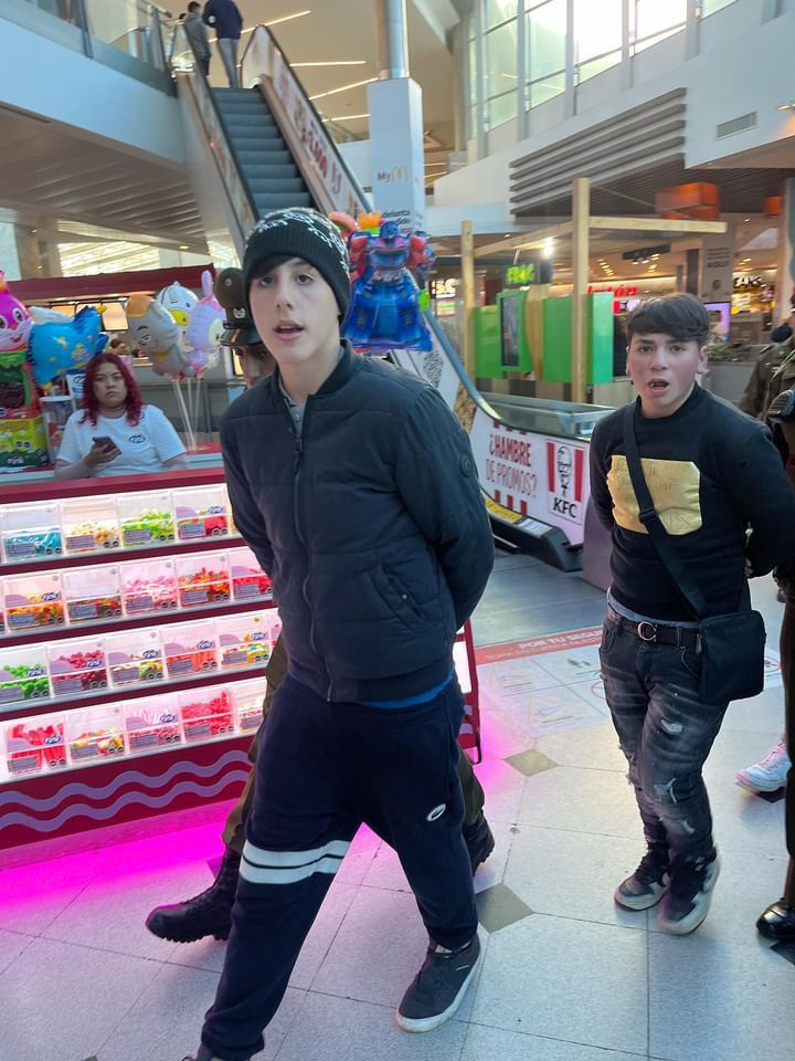 informacionechi's tweet photo. Robando al interior del Mall Marina, Viñadelmar , les dejamos sus fotos para que siempre los reconozcan. https://t.co/6BU0FuM4w7