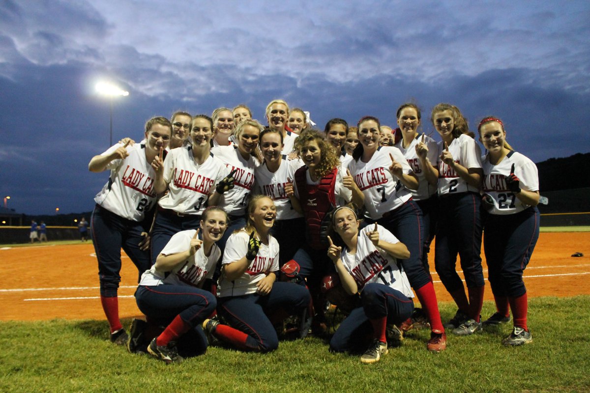 ECHSLadyCatSB's tweet photo. #OTD in 2013, the Lady Cats defeated Butler County in the 12th District Championship, 4-1.  The 2013 team would go on to make Edmonson County's first-ever fast pitch era appearance in the KHSAA Region 3 Championship and finish the season with a record of 29-6. https://t.co/1ljZlyG1dS
