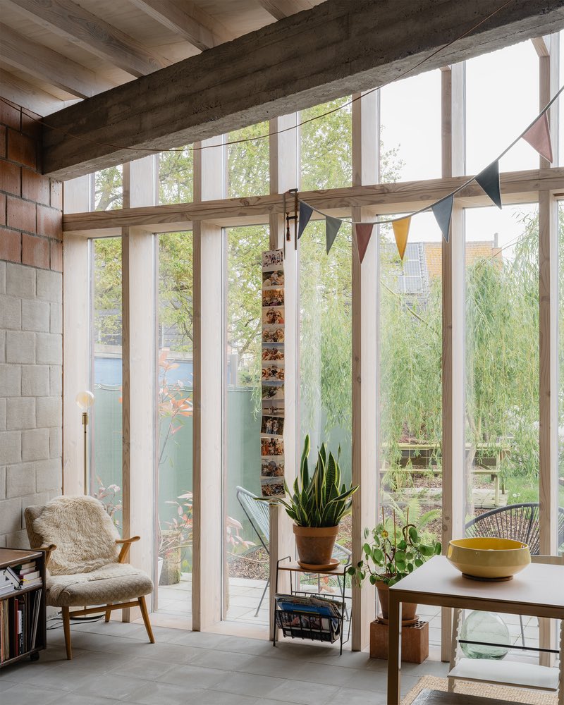 This backyard studio features “simple, honest, and robust materials,” ensuring a “sober simplicity and a sense of tranquility”

—G(arden)HOUSE, by Atelier Janda Vanderghote. Ghent, Belgium.