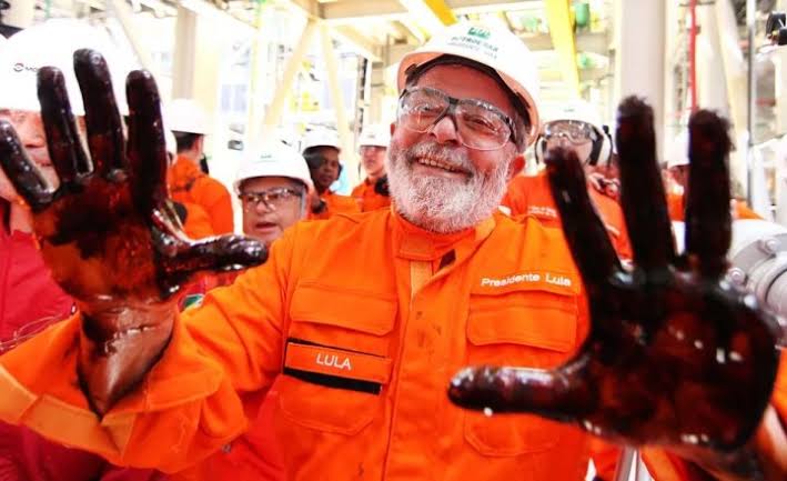 MUITO IMPORTANTE: o CADE autorizou a Petrobras a interromper o plano de venda de refinarias iniciado pelo Bolsonaro. O inelegível já tinha conseguido vender algumas refinarias a preço de banana, que agora fazem a população pagar uma fortuna no combustível. O Lula assumiu e salvou