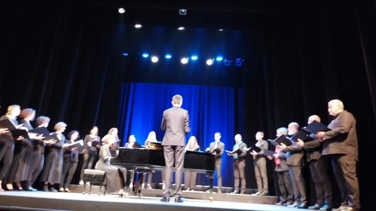DAACGrenoble's tweet photo. Retour en photos sur le très beau concert du chœur académique @acgrenoble au théâtre Ponsard. Merci à Mme la Rectrice pour son soutien @HeleneInsel et notre prestigieux partenaire @SpiritoMusic. @patrice_gros @IAuzies #planchoral https://t.co/9yDrWxzWV7