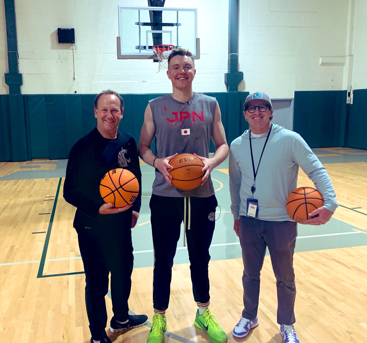 ChrisEgan5's tweet photo. Hanging with a couple great @WSUCougars today! 
@WSUCougarsMBB all-time leader in double-doubles n rebounding @Josh_Hawkinson n @MurrowCollege grad @taitthor who's the leader in seniority for a photographer at the @KING5Seattle newsroom and leader in most out of town lunches! https://t.co/fbjBzJT01Z
