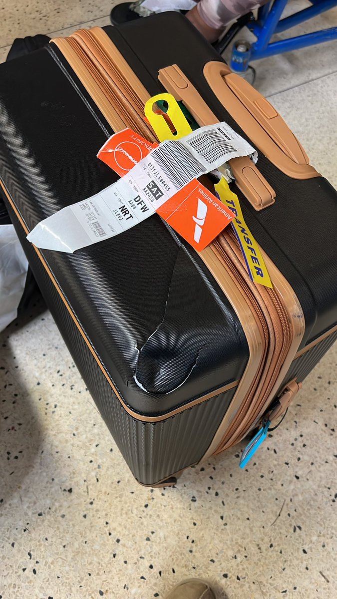 katpyka's tweet photo. hey @AmericanAir y’all broke my brand new bag AND y’all’s employees are rude … this is why I fly southwest 😂 https://t.co/AVcrnaLSlE