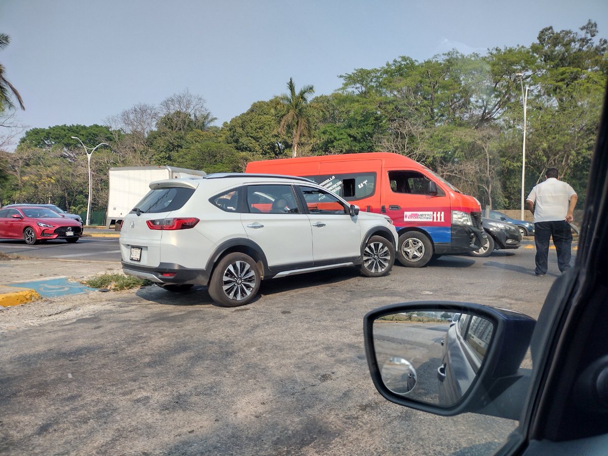 Accidente sobre Ruiz Cortinez esq boulevard Bonanza, tomé precauciones
#AlertaVial #COPPLATAB #Villahermosa