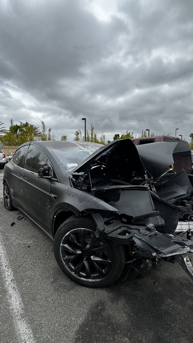 BrandonSPerez's tweet photo. @elonmusk @Tesla makes some REALLY great cars🙏🏽
Somehow I made it out with only a few bruises after having a 20ft concrete light post go through the middle and land on top of the Model X. https://t.co/8U1OtR8o7L