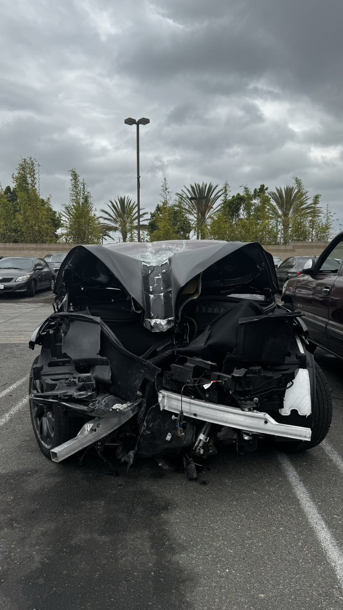 BrandonSPerez's tweet photo. @elonmusk @Tesla makes some REALLY great cars🙏🏽
Somehow I made it out with only a few bruises after having a 20ft concrete light post go through the middle and land on top of the Model X. https://t.co/8U1OtR8o7L