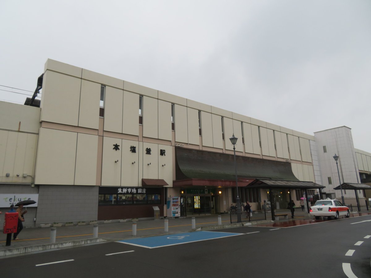 仙石線本塩釜駅。
駅舎は変わっていなくても、郵便ポストが移動され、タクシー乗り場に上屋が設置され、びゅうプラザの跡に生鮮品売り場が設けられ…などの変化があります。
(左)1998年3月16日
(右)2024年4月6日
#仙石線 #本塩釜駅 #ビフォーアフター