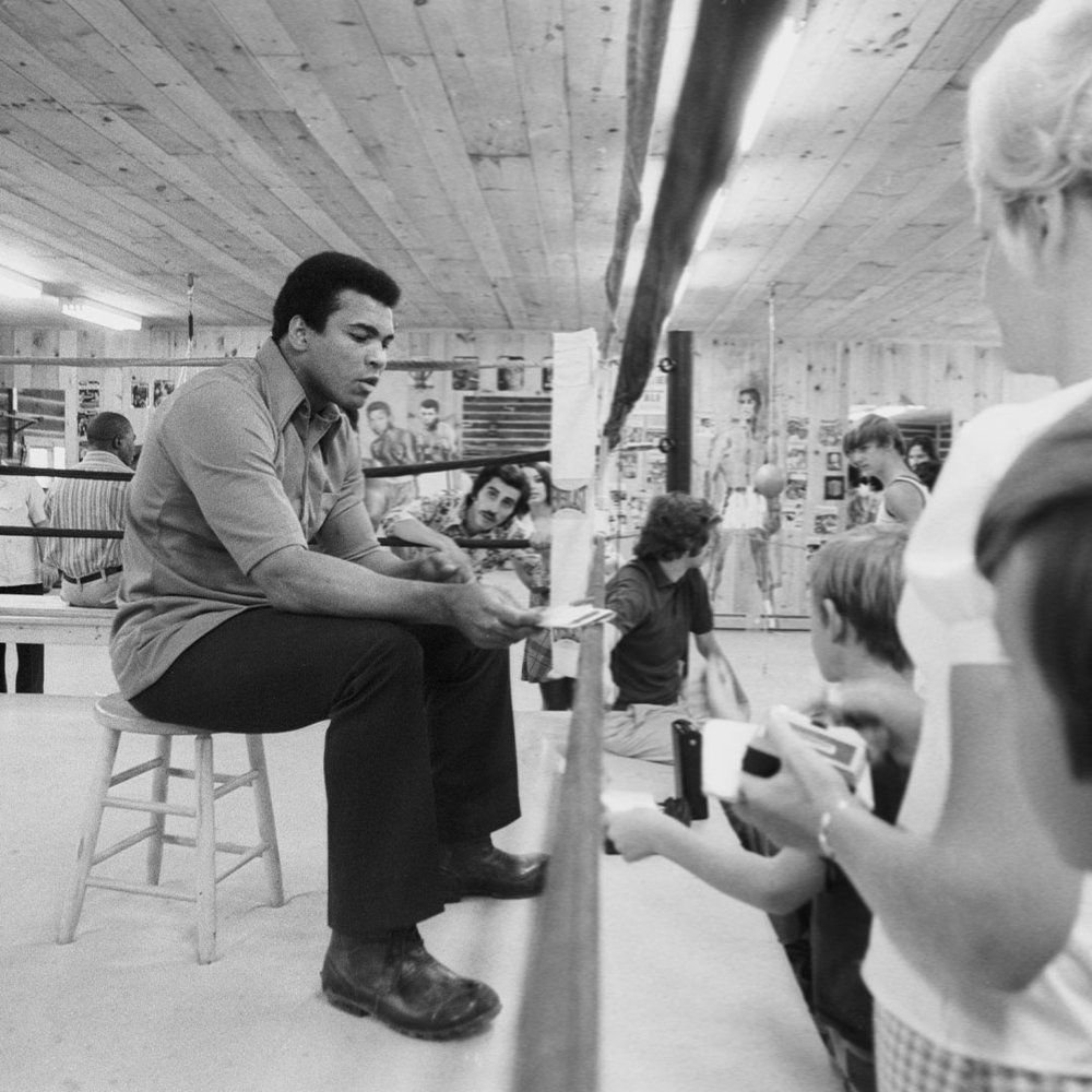Ali’s training sessions at Deer Lake were open for all, often attracting local kids who would eagerly jog alongside him during his early morning training runs.

#MuhammadAli #Icon #DeerLakeTraining #OpenSessions #CommunityEngagement #MorningRuns #Legacy