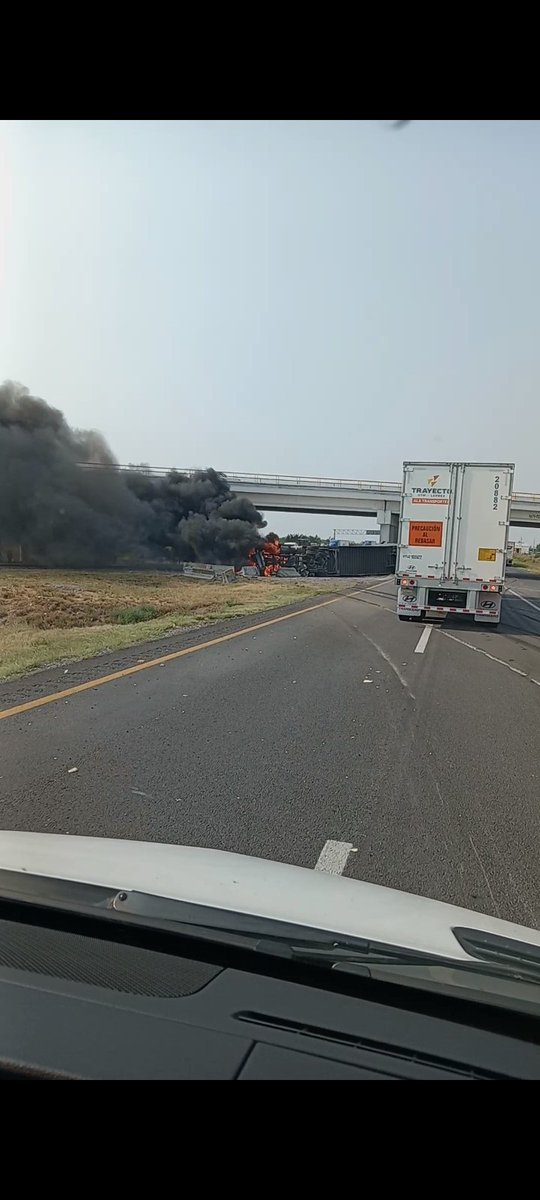 panchito_viIIa's tweet photo. Fuerte accidente autop Mty - Nvo Laredo, justo en entronque de la salida Agualeguas/Sabinas hgo @Cicmty https://t.co/qDfz1mcmc5
