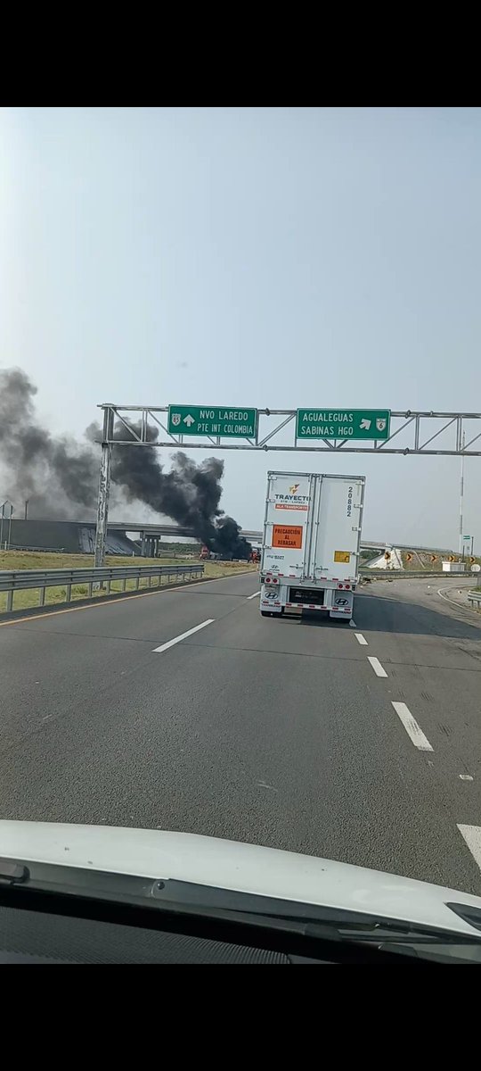 panchito_viIIa's tweet photo. Fuerte accidente autop Mty - Nvo Laredo, justo en entronque de la salida Agualeguas/Sabinas hgo @Cicmty https://t.co/qDfz1mcmc5