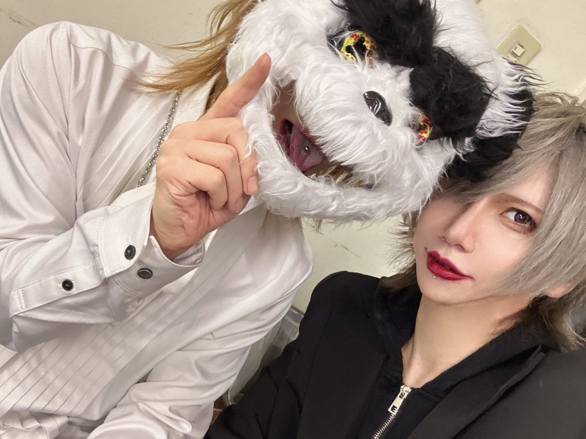 H_E_higan's tweet photo. 昔、対バンの方に間違えられたり、バンギャさんに似てると言われることが多かったこの方。
いったいだれでしょーか？
特に鼻から上までが似てるらしい。 https://t.co/0QgvOR3vSG