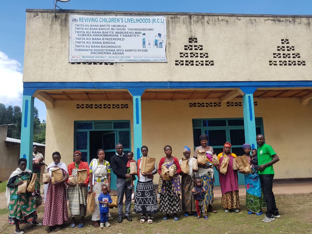 rclrwanda's tweet photo. RCL yabageneye ifu y'igikoma n'indagara #MusanzeDistrict   #TheoKayiranga #RwandaLocalGov  #RwandaNCDA  #FirstLadyRwanda  #WFP  #WorldVision https://t.co/n2wPykKA0u