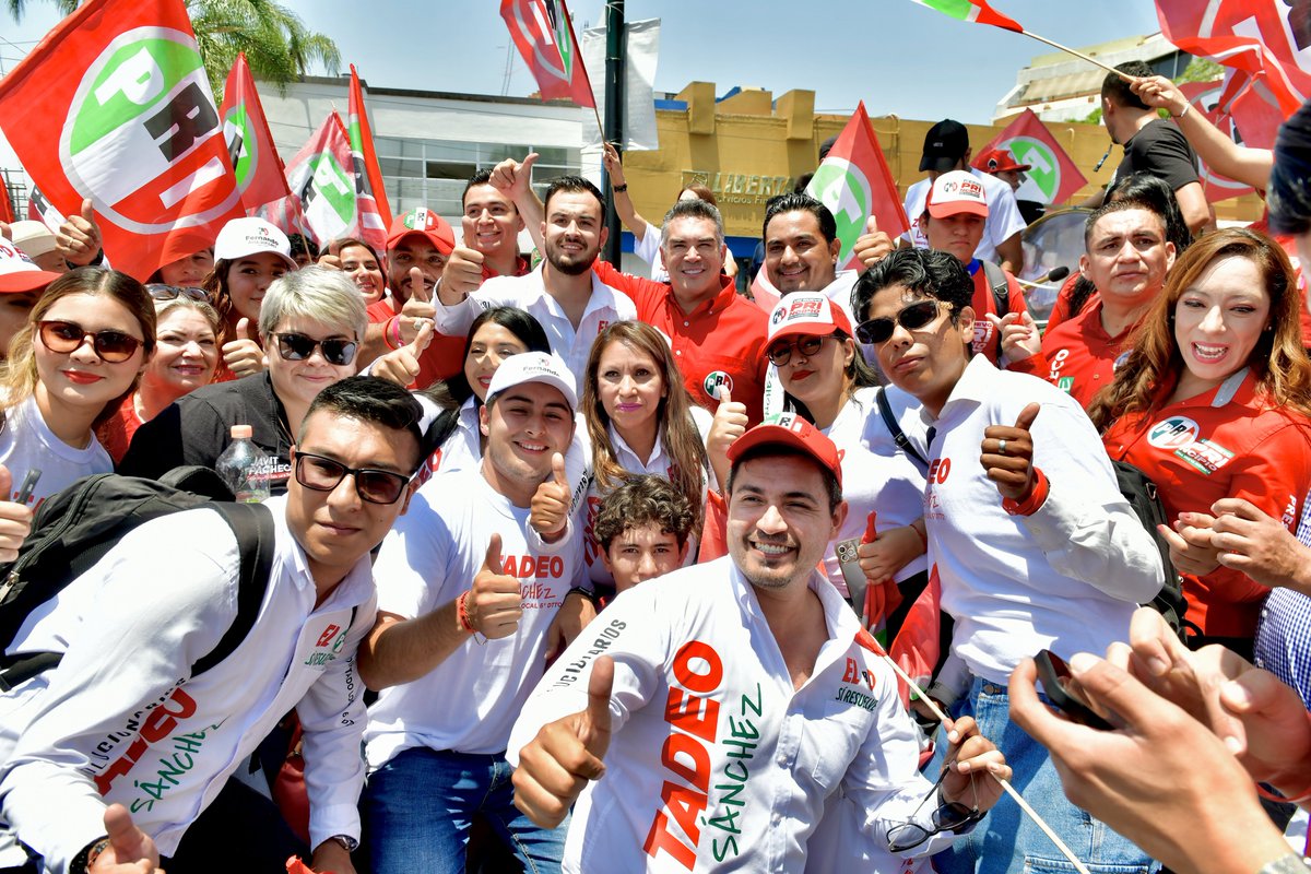 ¡En las calles de León se siente la fuerza del priismo! Aquí andamos en el Boulevard Adolfo López Mateos, con el gran equipo #PRI, compartiendo las propuestas de nuestras candidatas y candidatos, y de la próxima Presidenta de México @XochitlGalvez. ¡Vamos a ganar, #VotaPRI!