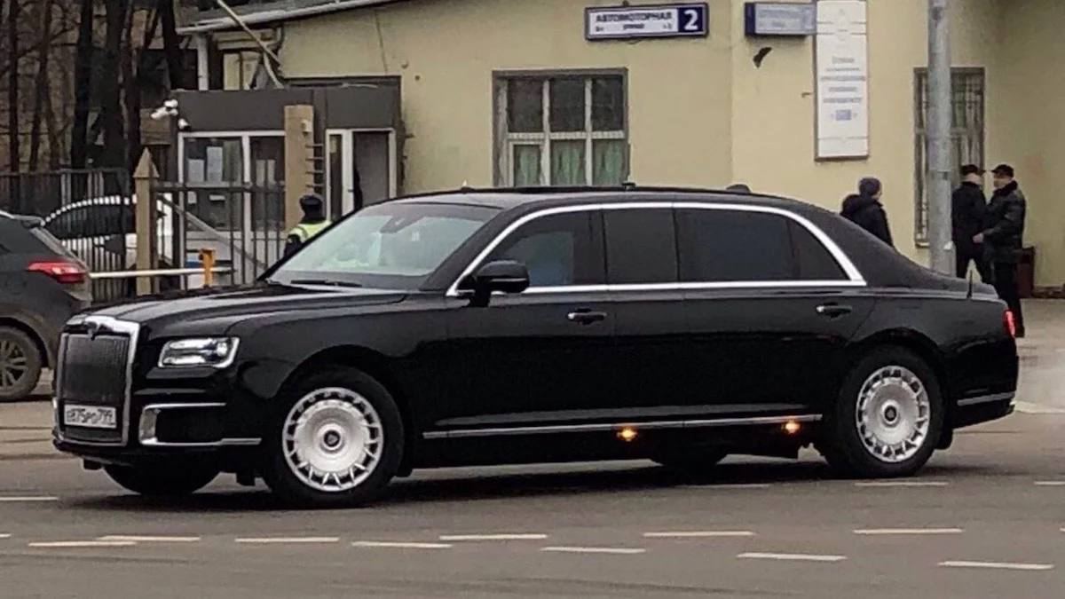 Vladimir Putin presented the King of Bahrain, Hamad Bin Isa Al Khalifa, with whom he is meeting today, a “long version” of the Aurus car.