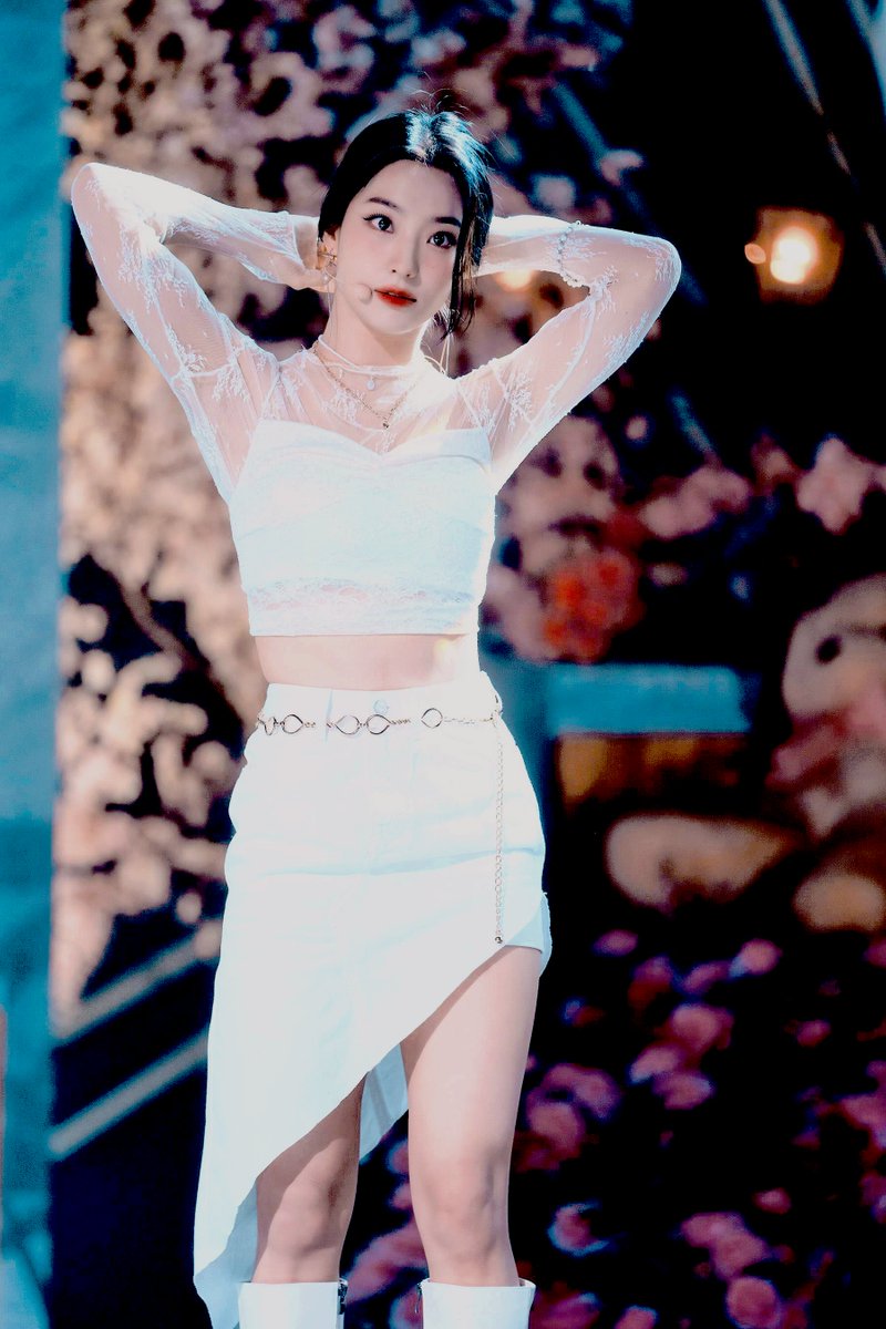 DALBITTWT's tweet photo. [달빛𝐅𝐀𝐍𝐓𝐀𝐊𝐄𝐍] 𝗡𝗔𝗗𝗜𝗡𝗘 𝘗𝘌𝘙𝘍𝘖𝘙𝘔𝘐𝘕𝘎 @ 𝙈𝙐𝙎𝙄𝘾 𝘽𝘼𝙉𝙆 𝘾𝙊𝙈𝙀𝘽𝘼𝘾𝙆 𝙎𝙏𝘼𝙂𝙀. https://t.co/vTlPGvkyXr