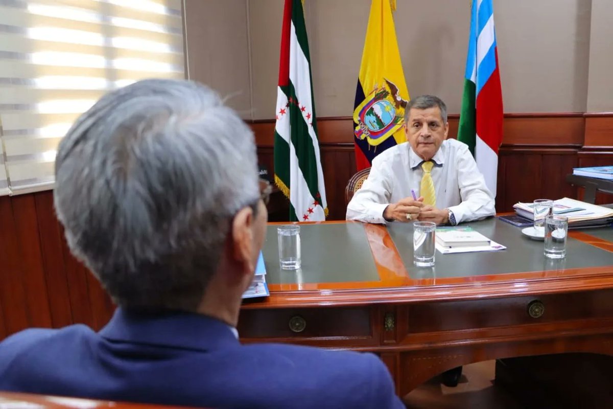 GoberManabi's tweet photo. El gobernador #RonaldMuñoz, mantuvo una reunión protocolaria con el liquidador de la Refinería del Pacífico, Carlos Wong, quien puso en conocimiento la operación del acueducto La Esperanza y las distintas alertas que mantiene actualmente.

#ElNuevoEcuador https://t.co/KI0Mc8pHLo