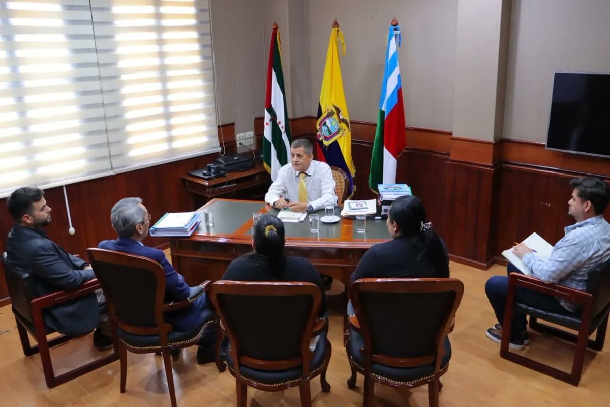 GoberManabi's tweet photo. El gobernador #RonaldMuñoz, mantuvo una reunión protocolaria con el liquidador de la Refinería del Pacífico, Carlos Wong, quien puso en conocimiento la operación del acueducto La Esperanza y las distintas alertas que mantiene actualmente.

#ElNuevoEcuador https://t.co/KI0Mc8pHLo