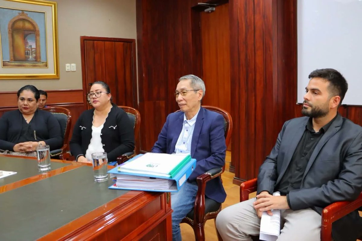 GoberManabi's tweet photo. El gobernador #RonaldMuñoz, mantuvo una reunión protocolaria con el liquidador de la Refinería del Pacífico, Carlos Wong, quien puso en conocimiento la operación del acueducto La Esperanza y las distintas alertas que mantiene actualmente.

#ElNuevoEcuador https://t.co/KI0Mc8pHLo